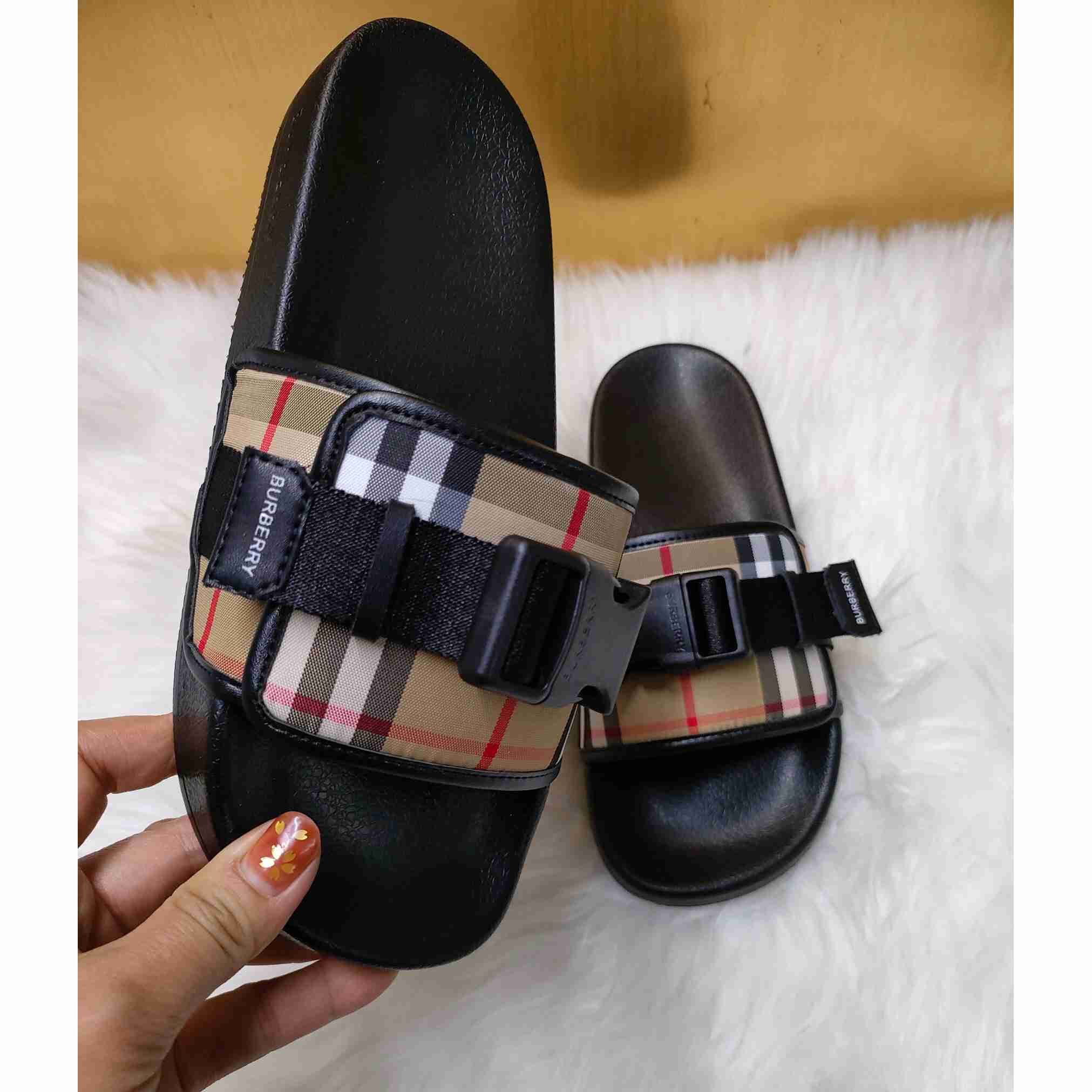 Burberry Buckle-strap Vintage Check Slides - DesignerGu