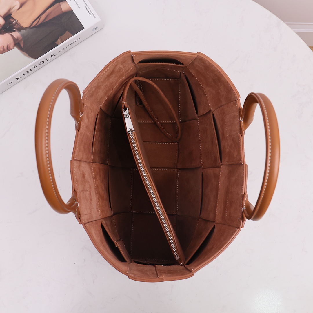 Bottega Veneta Medium Arco Tote Bag - DesignerGu