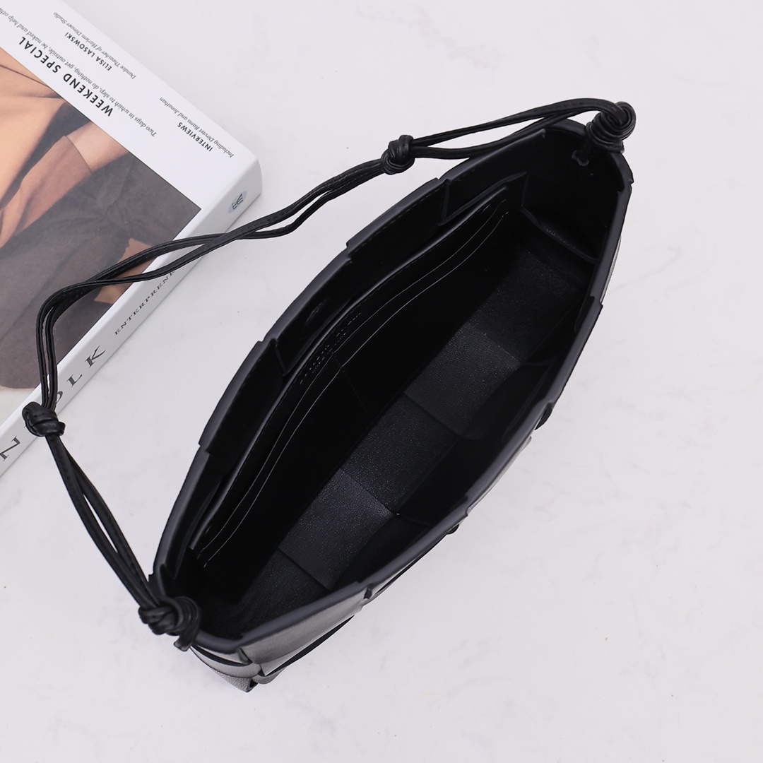 Bottega Veneta Cassette Pouch On Strap - DesignerGu