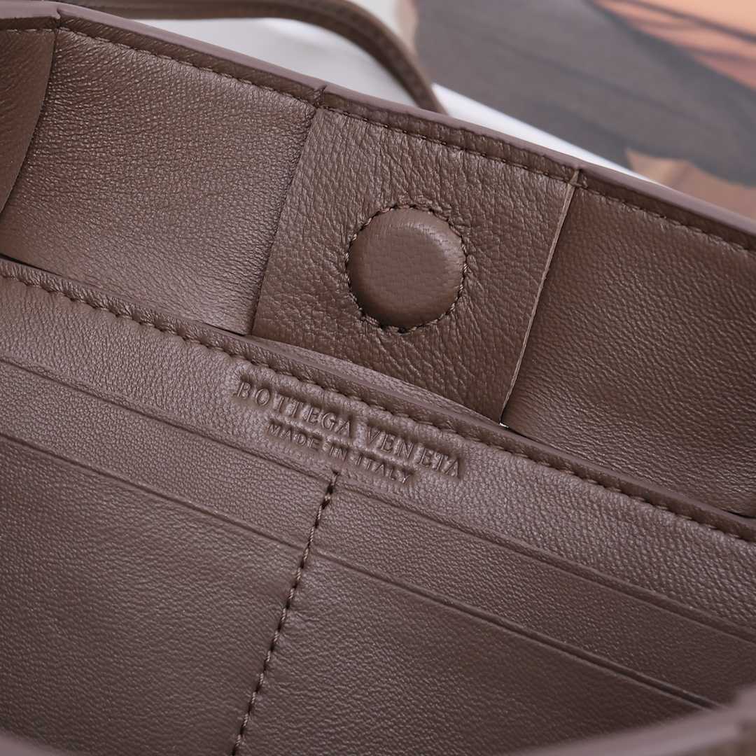 Bottega Veneta Cassette Pouch On Strap - DesignerGu