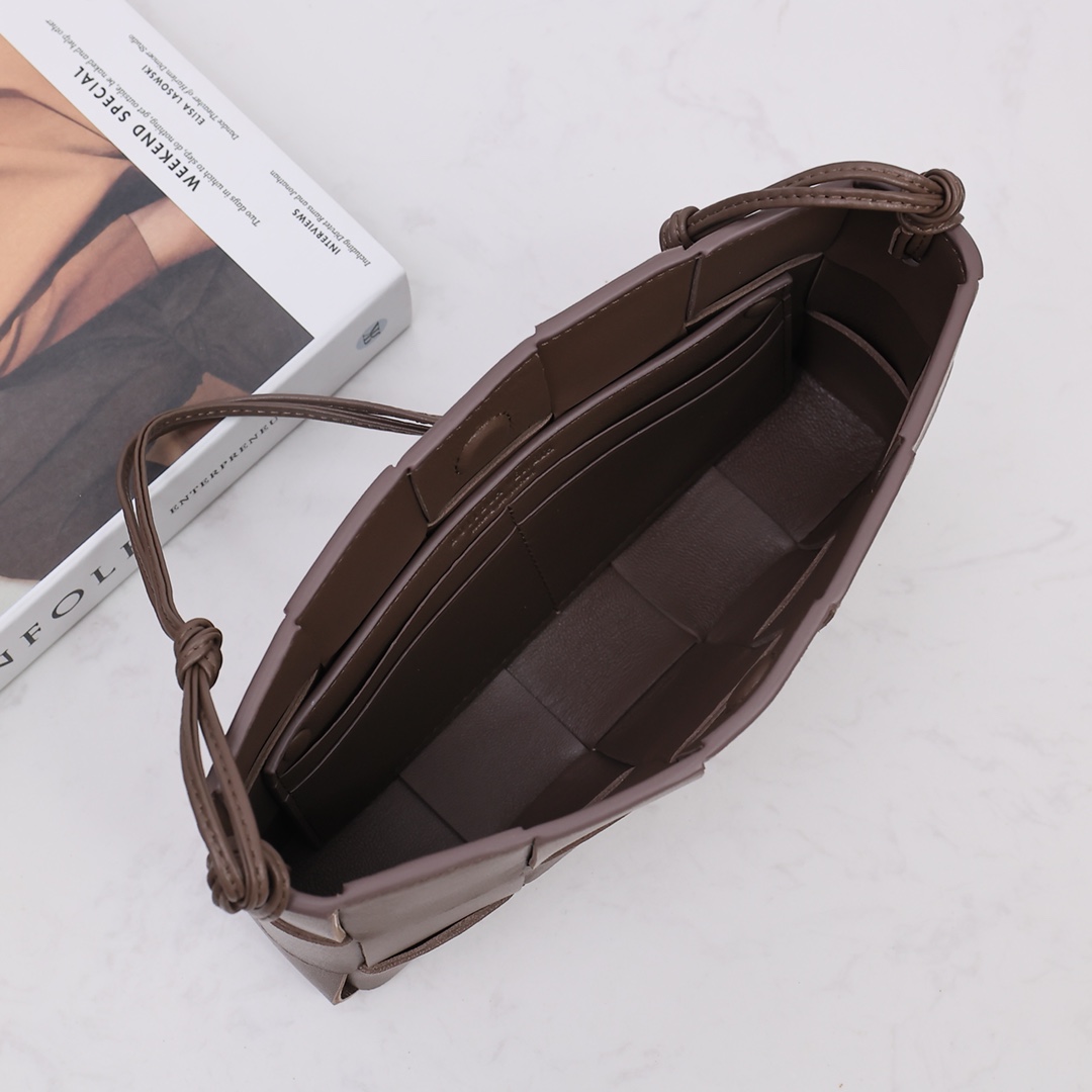 Bottega Veneta Cassette Pouch On Strap - DesignerGu