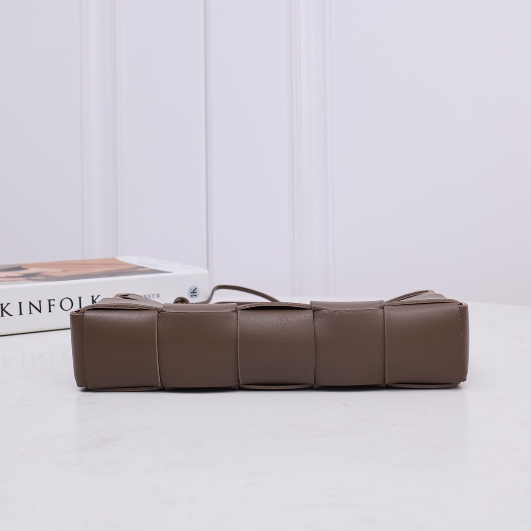 Bottega Veneta Cassette Pouch On Strap - DesignerGu