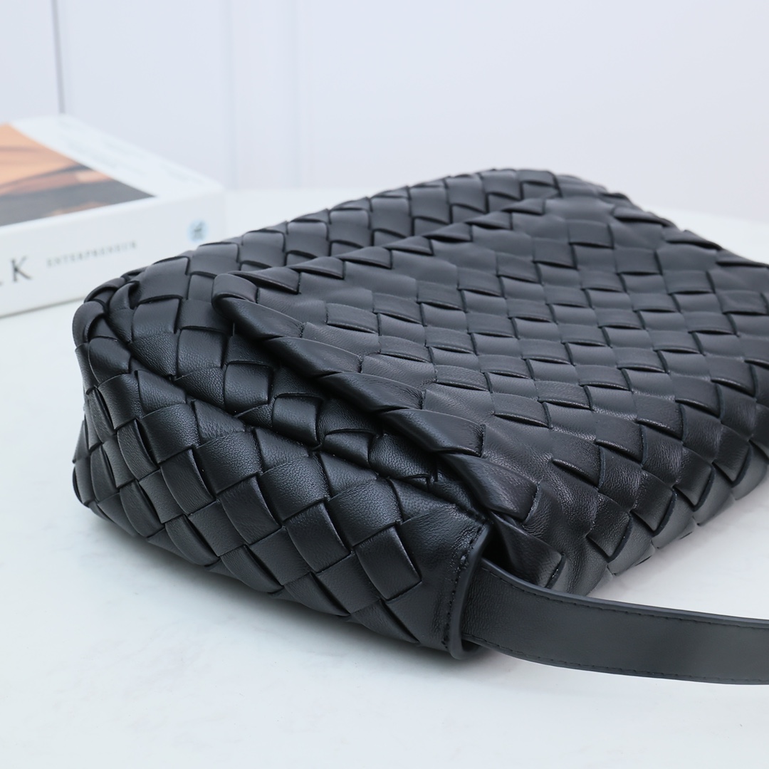 Bottega Veneta Small Cobble Messenger - DesignerGu