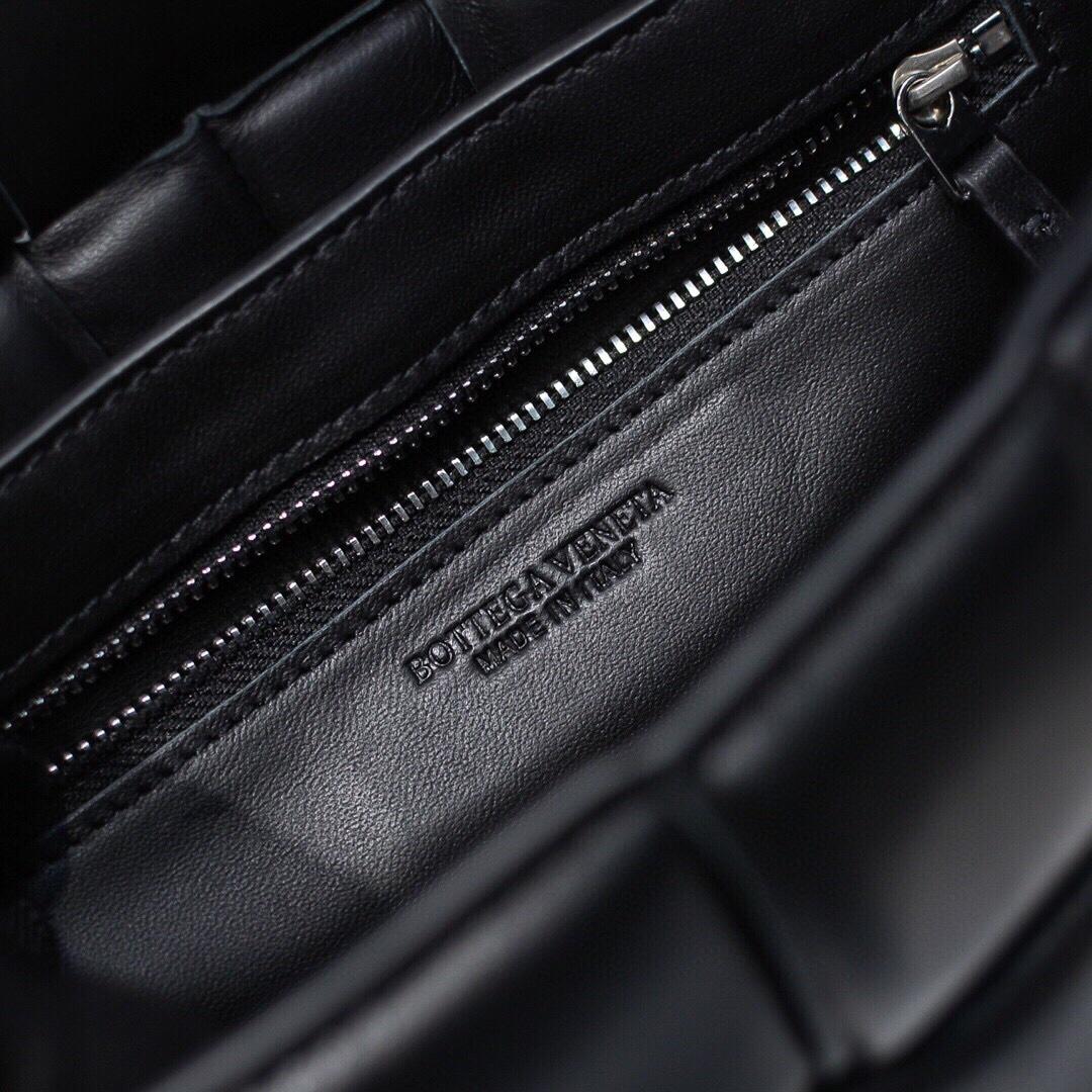 Bottega Veneta Padded Cassette Bag(26*18*8CM) - DesignerGu