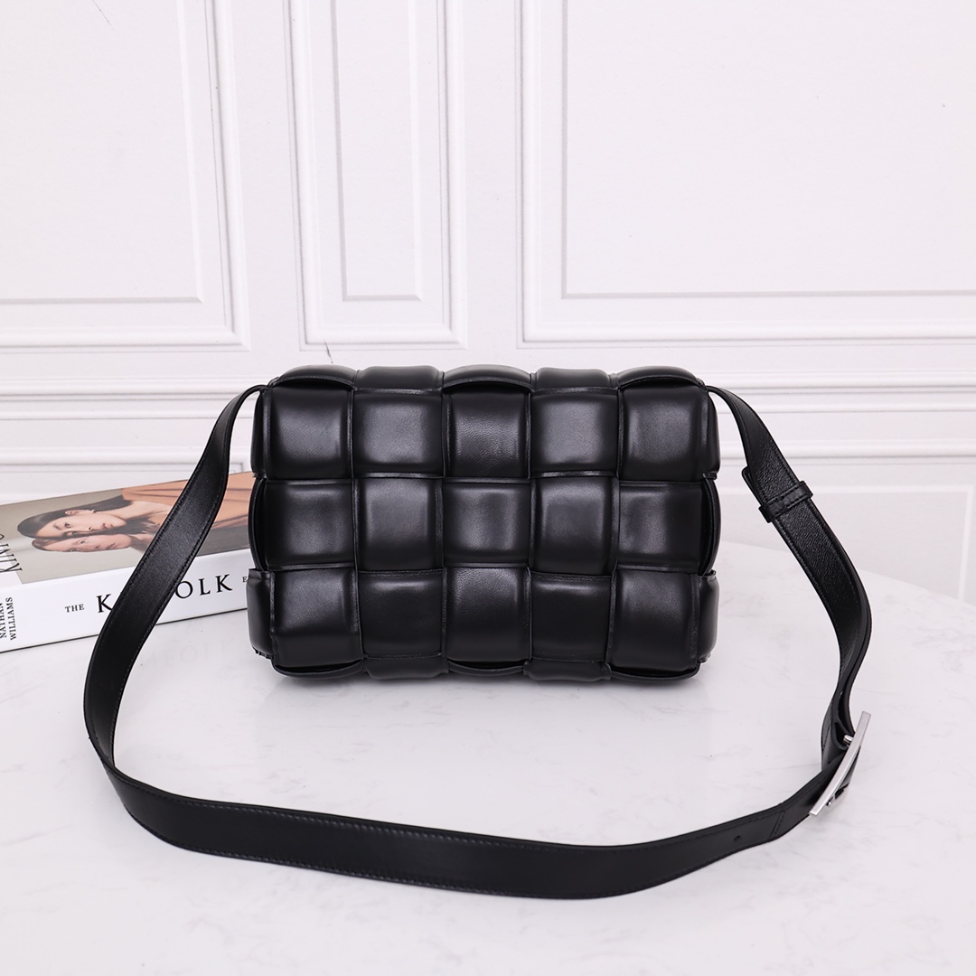 Bottega Veneta Padded Cassette Bag(26*18*8CM) - DesignerGu