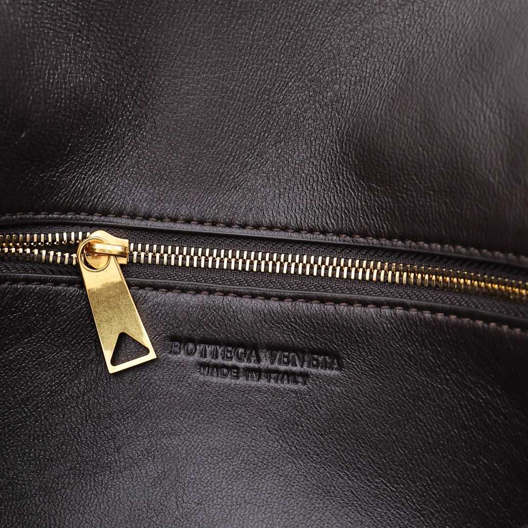 Bottega Veneta Long Clutch Andiamo With Handle - DesignerGu