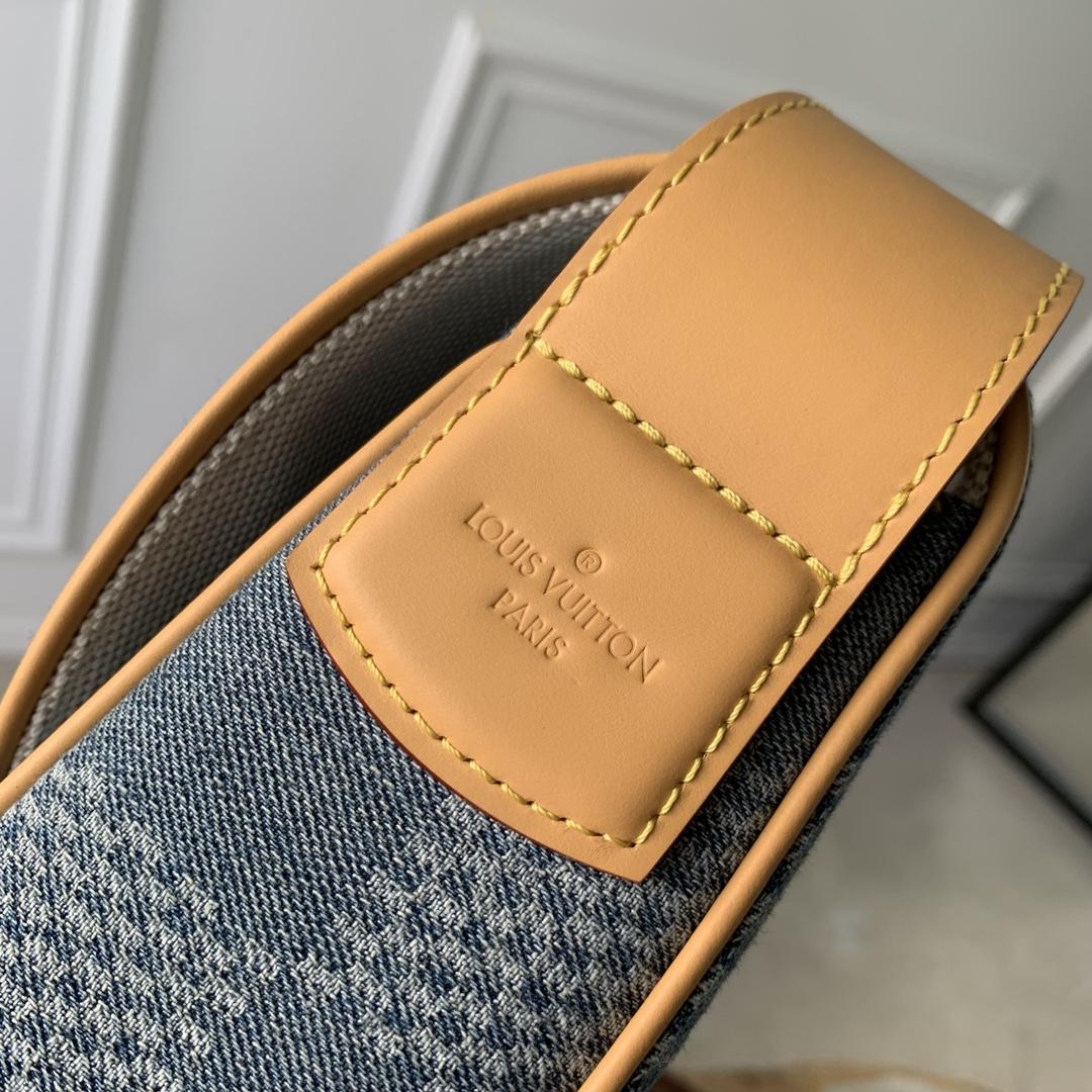 Louis Vuitton Montsouris Messenger MM   - DesignerGu