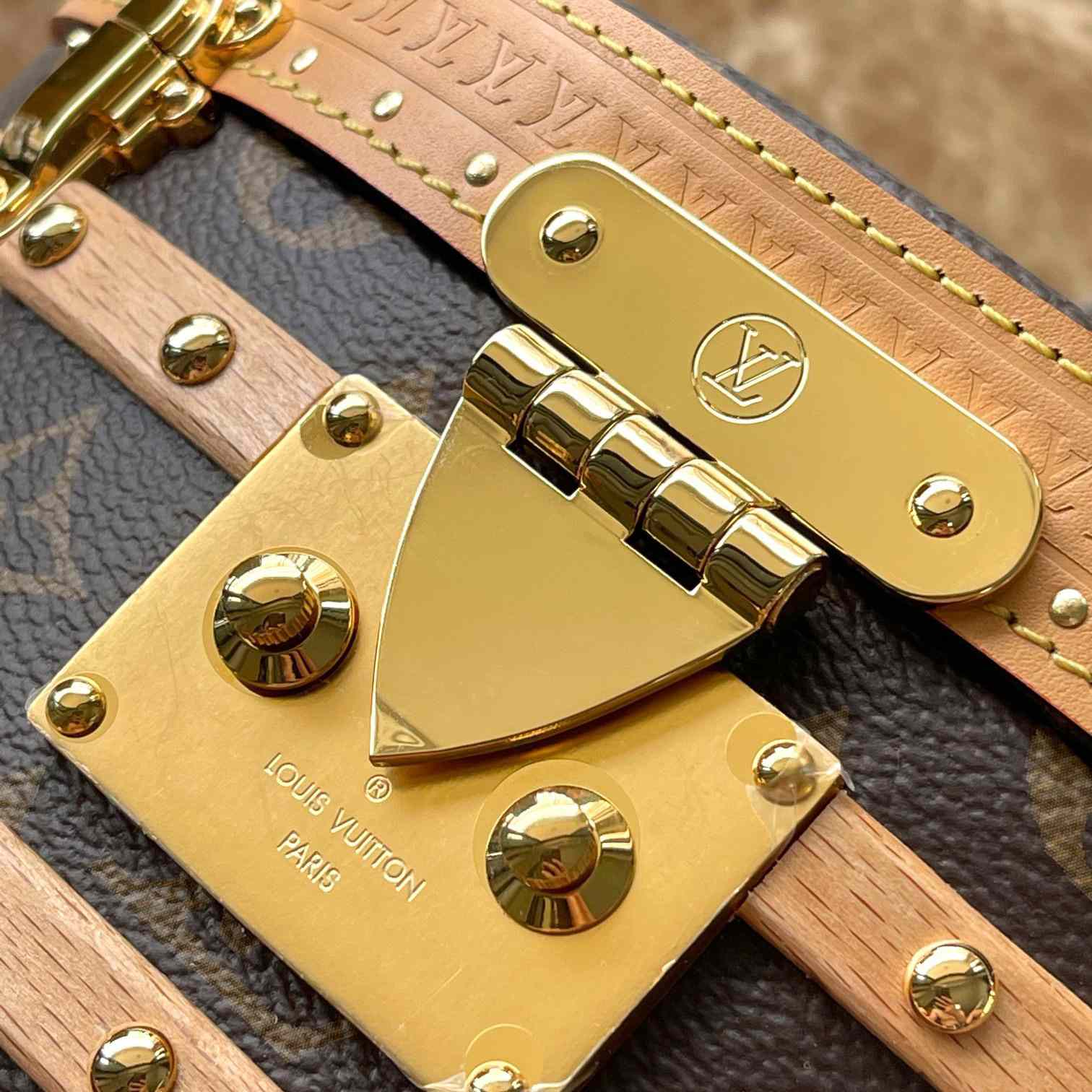 Louis Vuitton Ellis   M24843 - DesignerGu