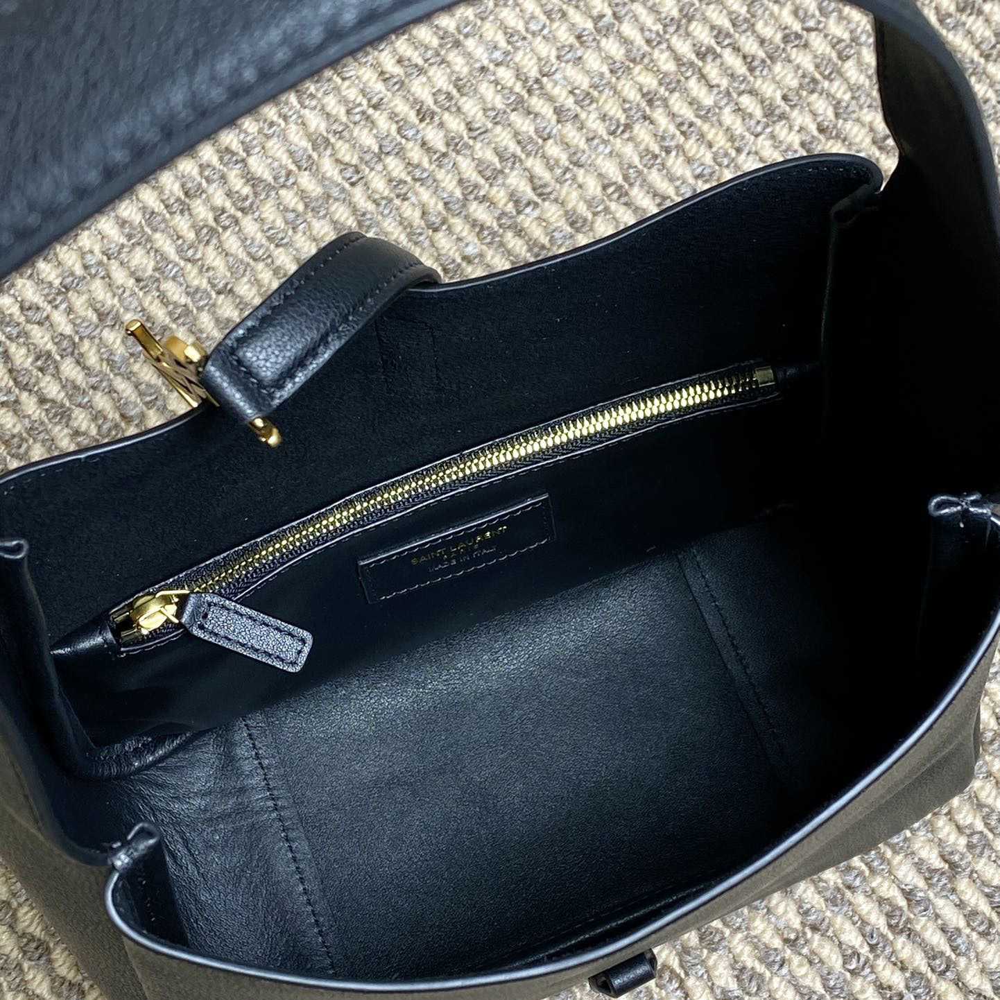 Saint Laurent LE 5 À 7 Supple Small In Grained Leather - DesignerGu