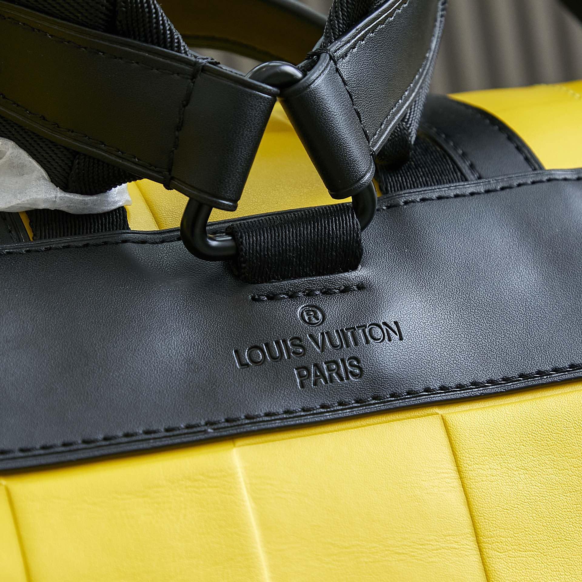 Louis Vuitton Christopher MM  M25016 - DesignerGu