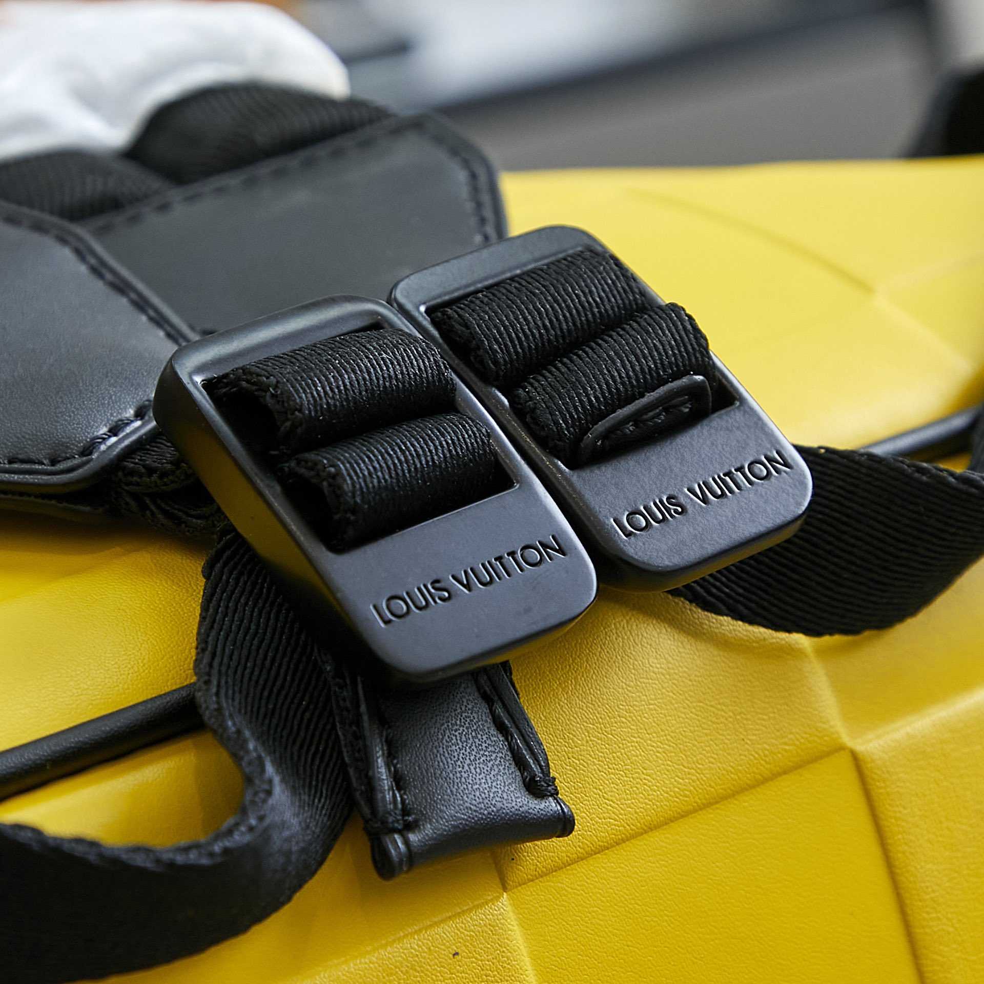 Louis Vuitton Christopher MM  M25016 - DesignerGu