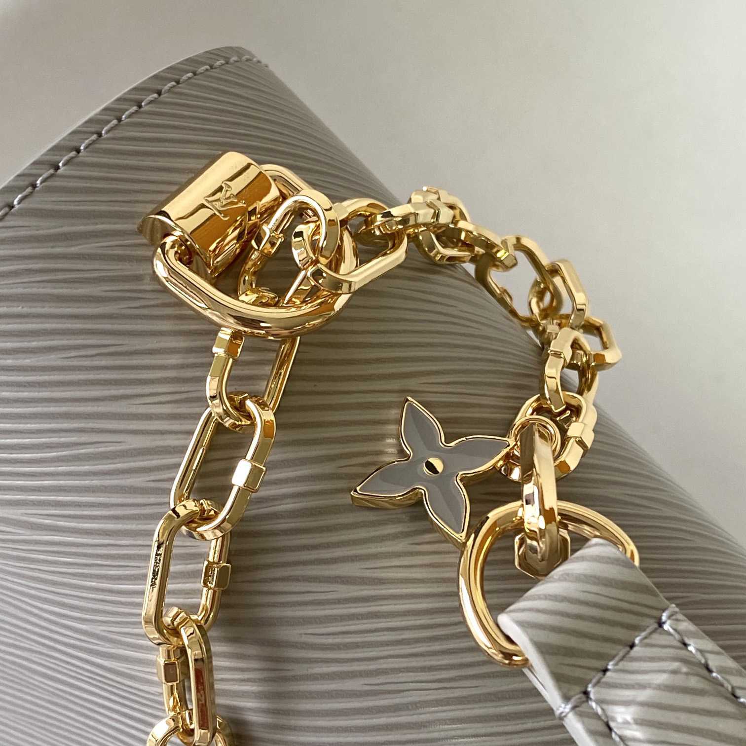 Louis Vuitton Twist   M21026 （23 x 17 x 9.5cm） - DesignerGu