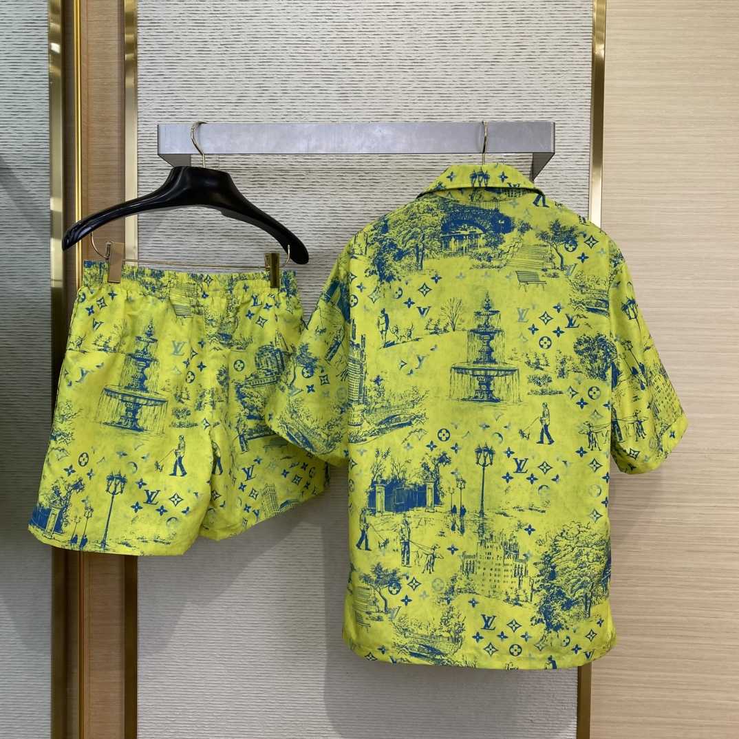 Louis Vuitton Tracksuits - DesignerGu