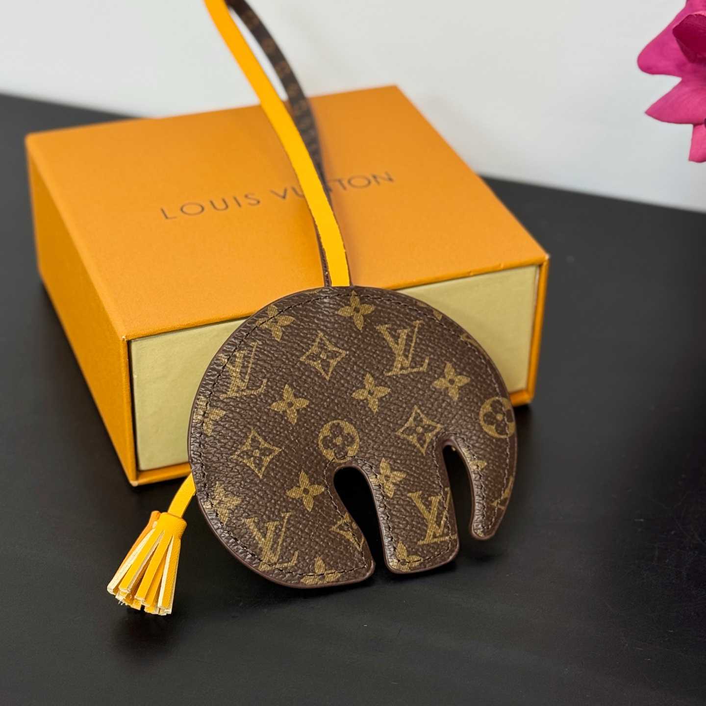 Louis Vuitton LV Elephant Bag Charm   M02384 - DesignerGu