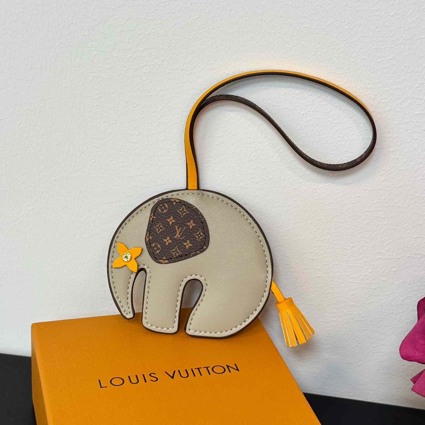 Louis Vuitton LV Elephant Bag Charm   M02384 - DesignerGu