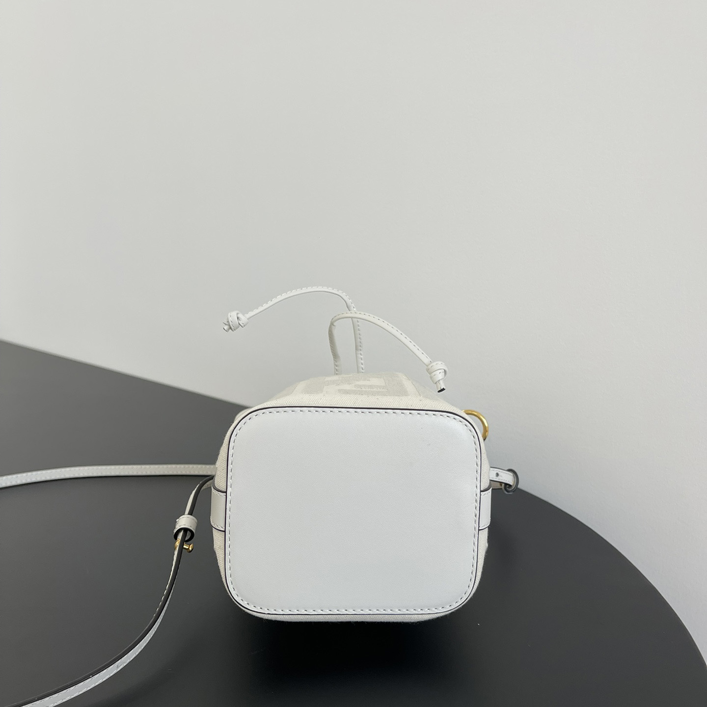 Fendi Bucket Bag (18-12-10cm) - DesignerGu