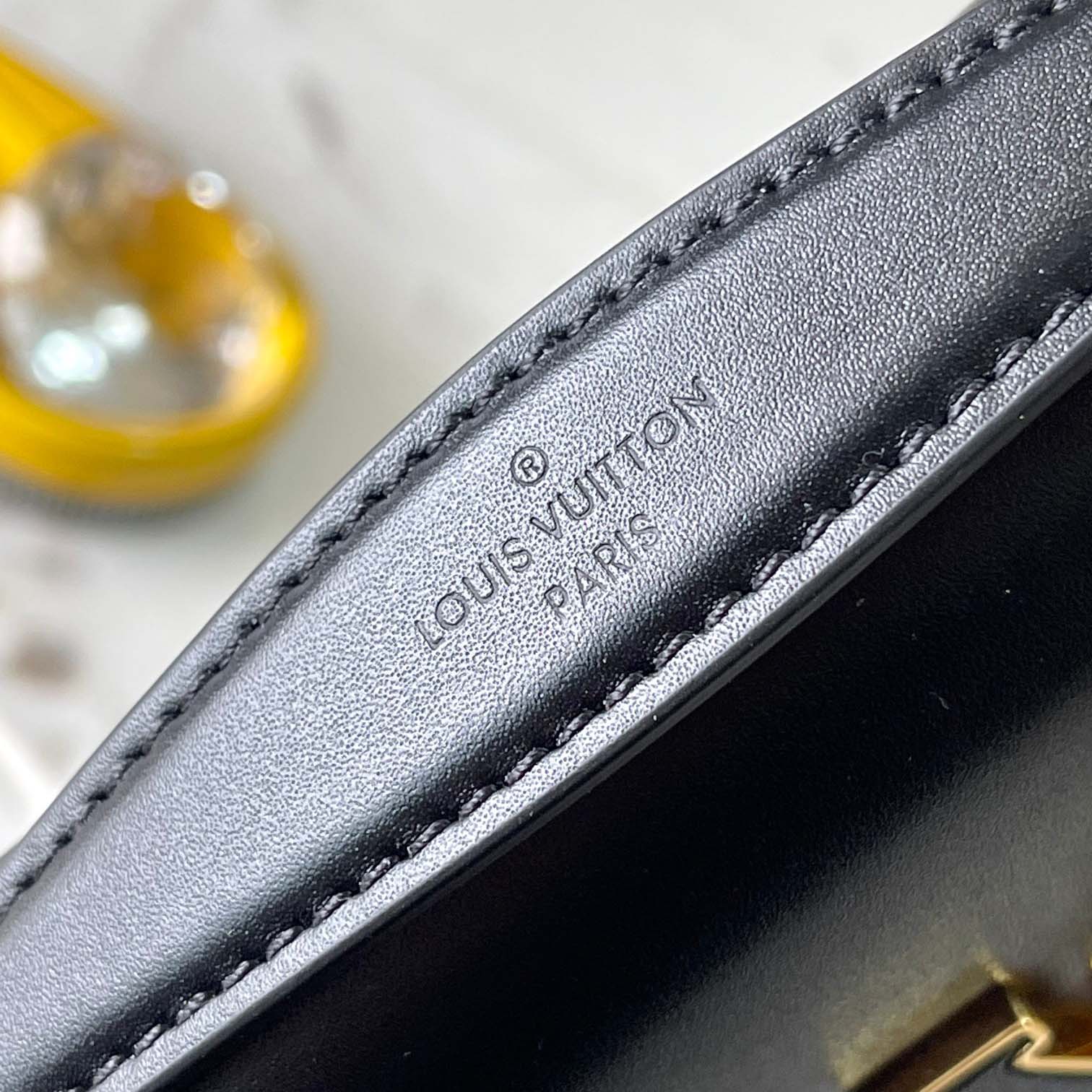 Louis Vuitton Wallet On Chain Capucines   M12143 - DesignerGu