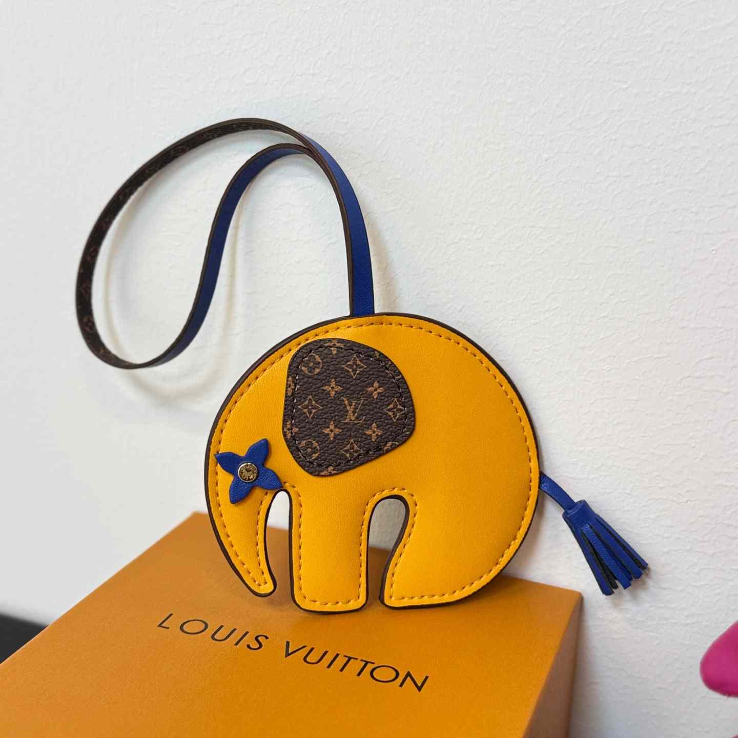 Louis Vuitton LV Elephant Bag Charm   M02325 - DesignerGu