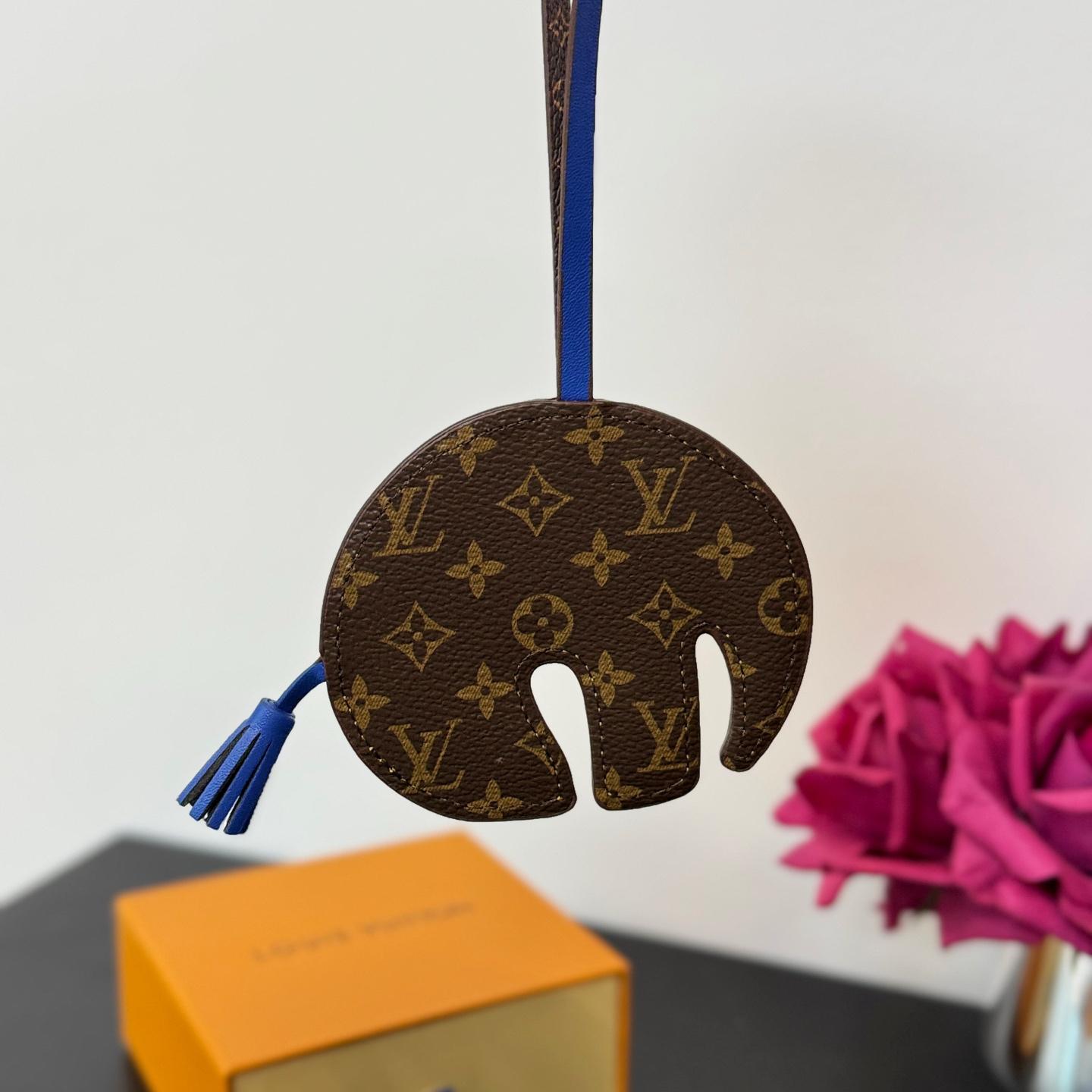 Louis Vuitton LV Elephant Bag Charm   M02325 - DesignerGu