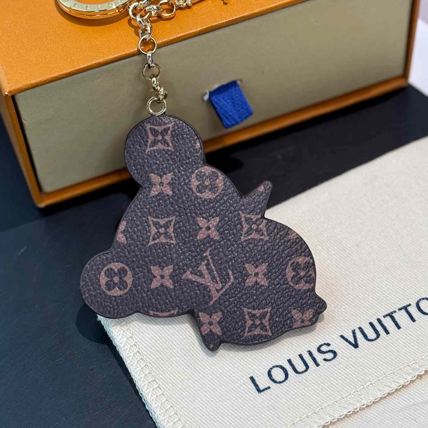 Louis Vuitton LV x TM Superflat Panda Key Holder   M02467 - DesignerGu