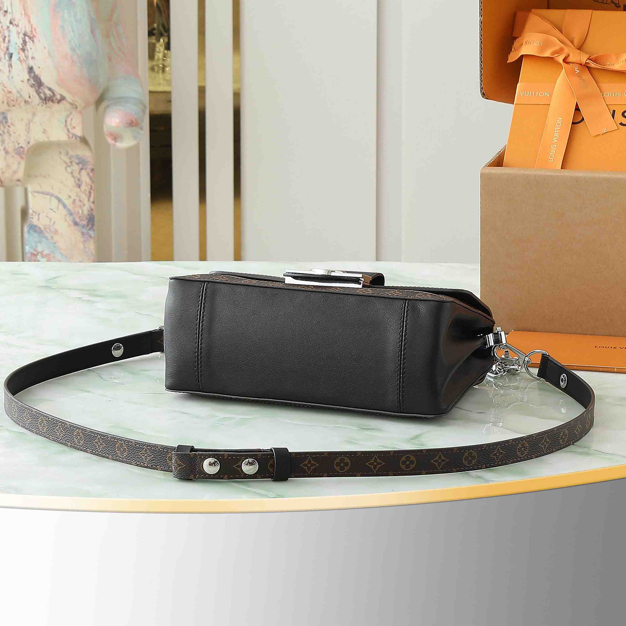 Louis Vuitton Dauphine Soft Vibe MM   M13450 - DesignerGu