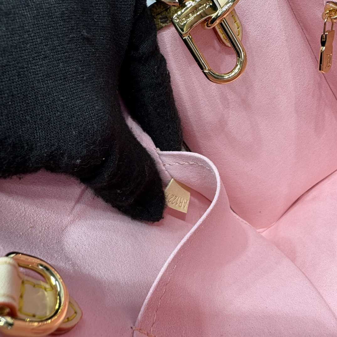 Louis Vuitton LV x TM OnTheGo PM   M13269 - DesignerGu