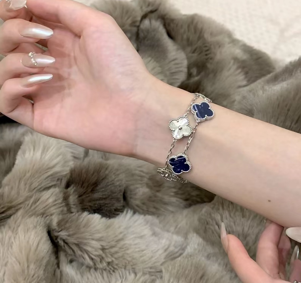 Van Cleef & Arpels Bracelet - DesignerGu