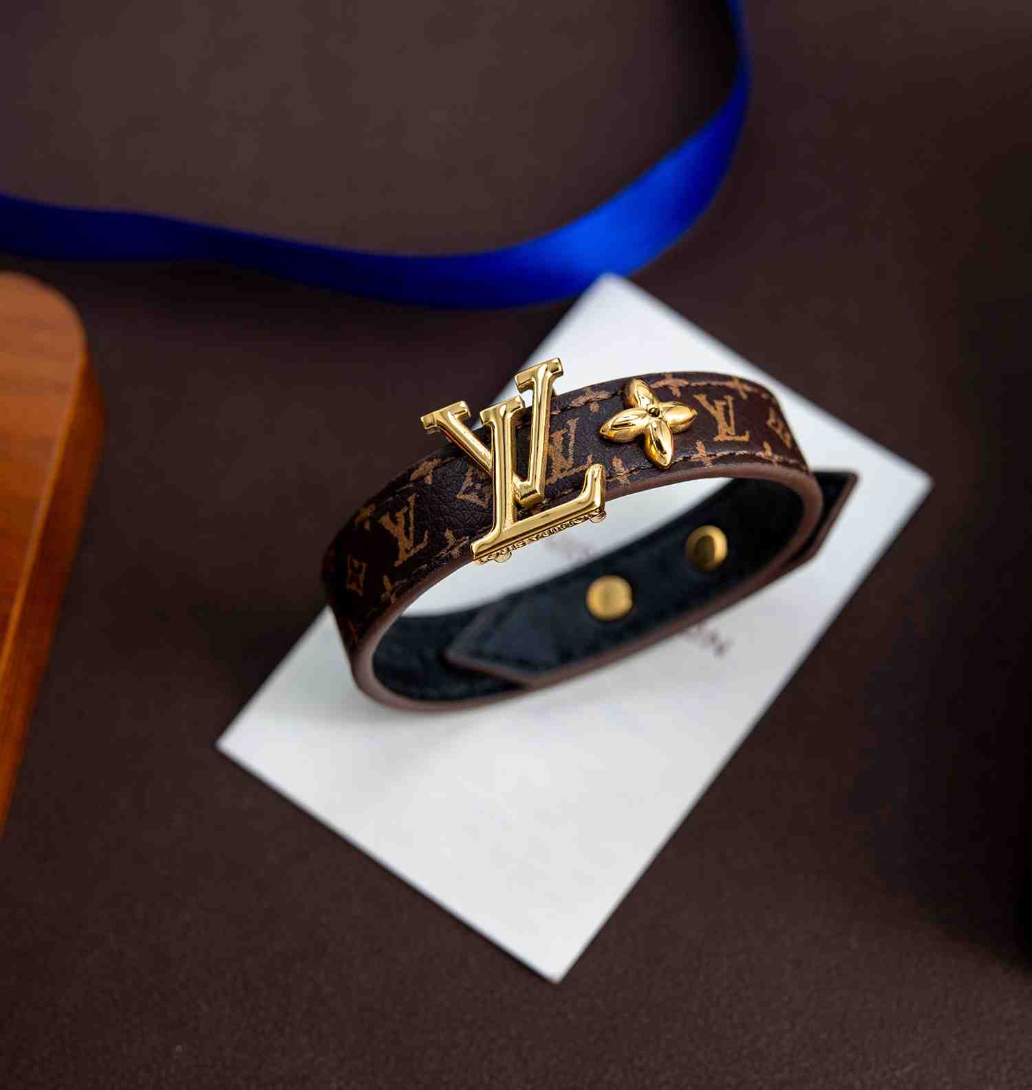 Louis Vuitton LV Iconic Bracelet  M8526 - DesignerGu