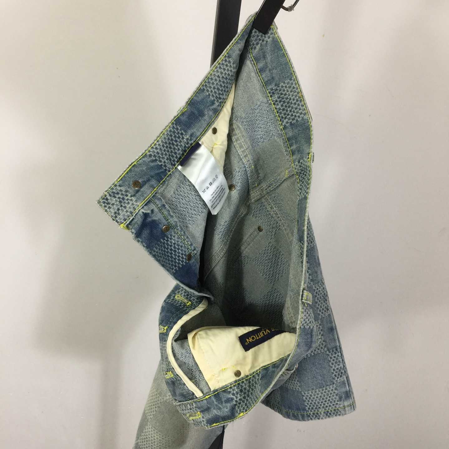 Louis Vuitton Damier 3D Light Denim Shorts   1AHVDS - DesignerGu