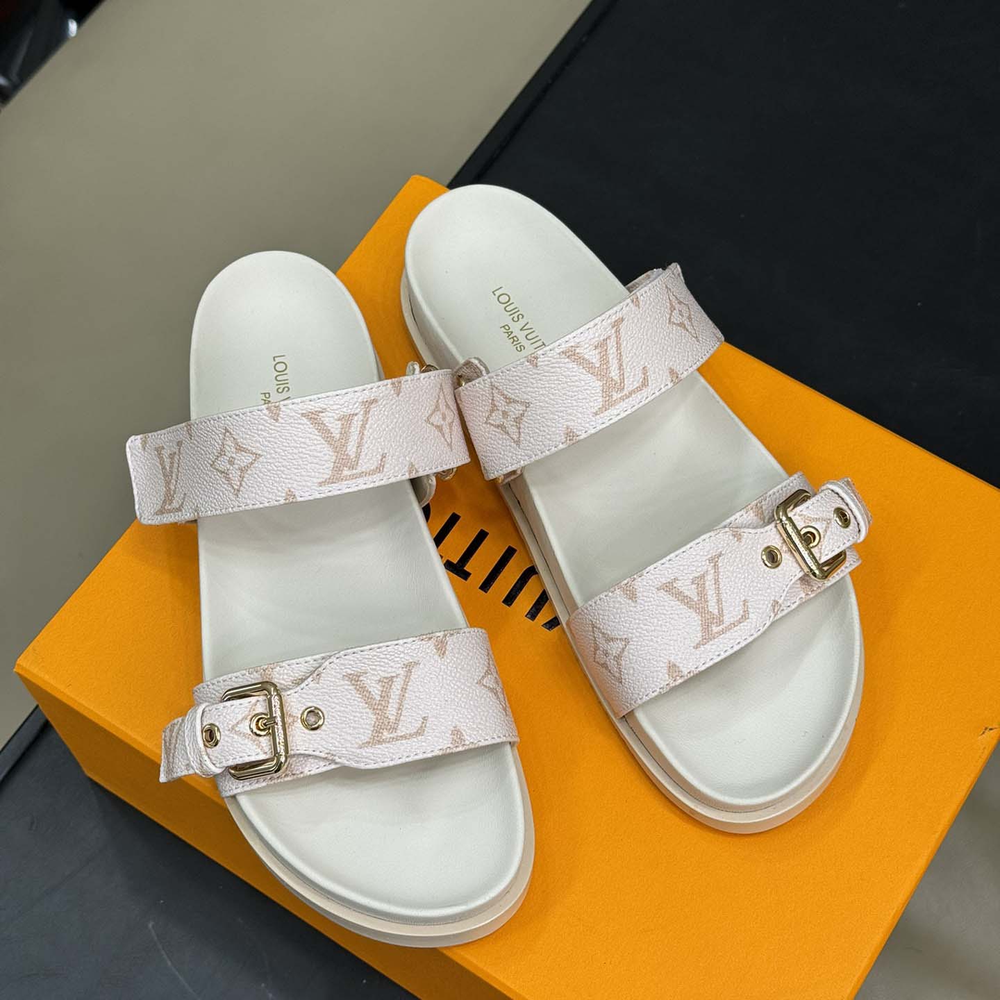 Louis Vuitton Bom Dia Flat Comfort Mule   1AHMT3 - DesignerGu