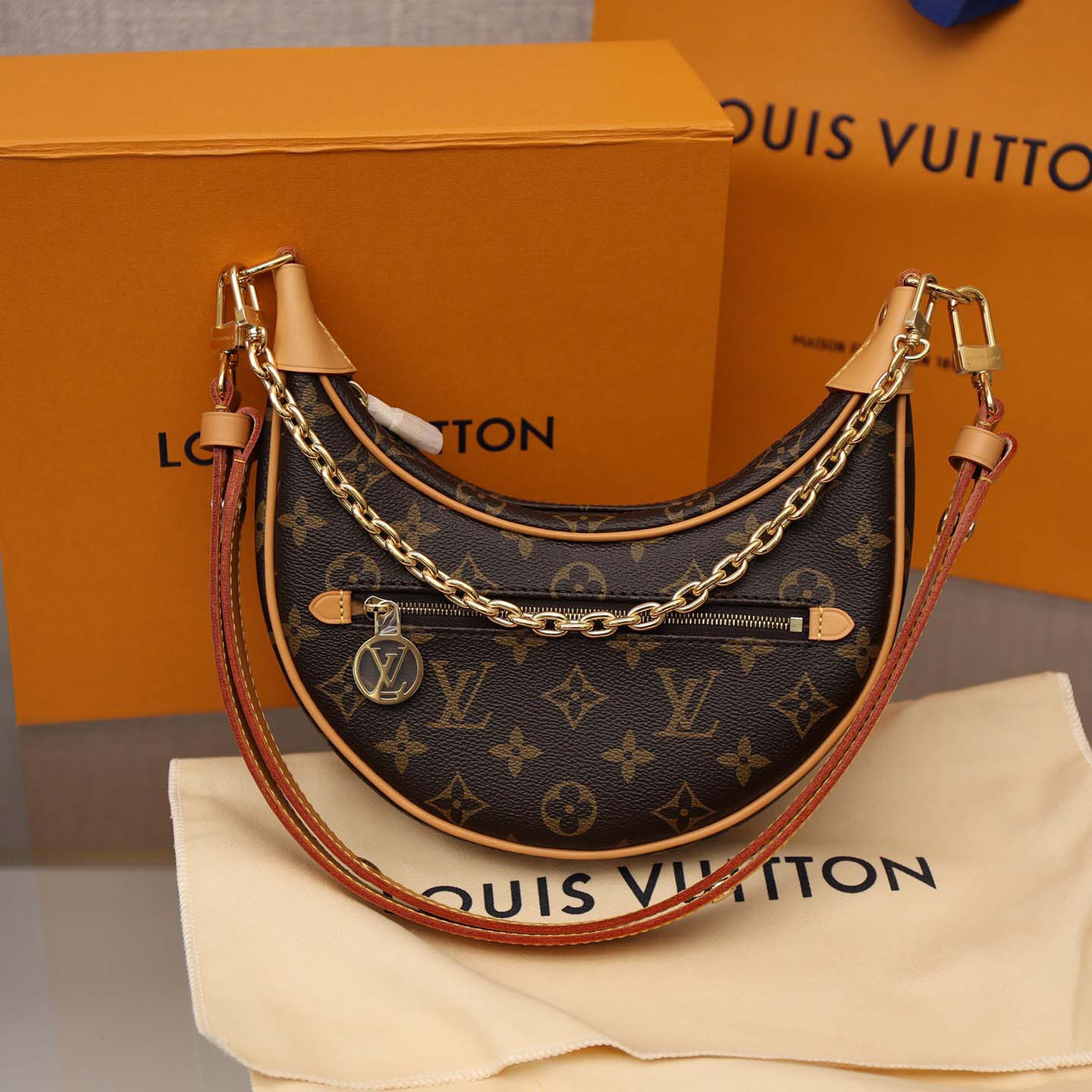 Louis Vuitton Loop  (23-13-6cm) M81098 - DesignerGu