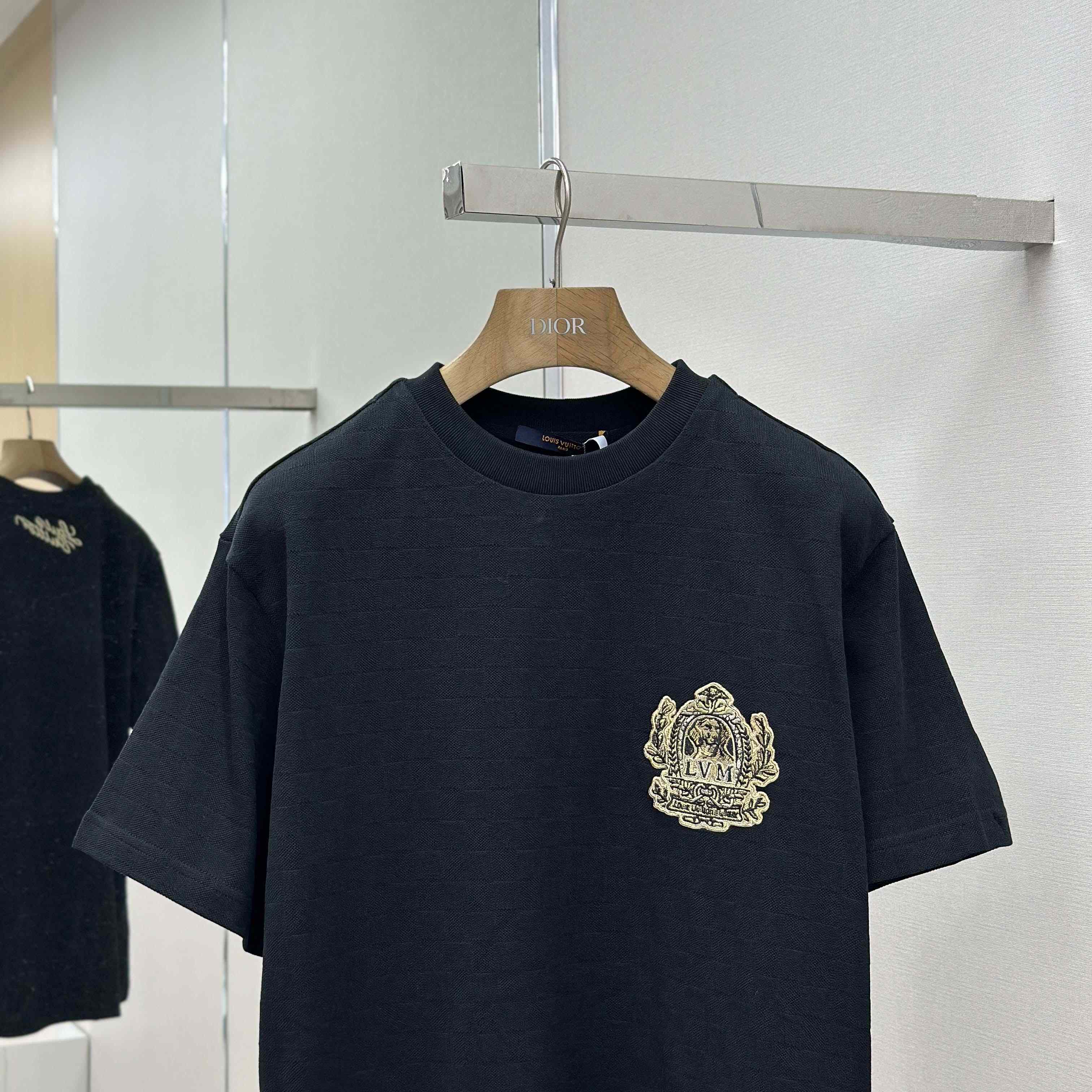 Louis Vuitton Signature Patch Cotton T-Shirt   1AGJZF - DesignerGu