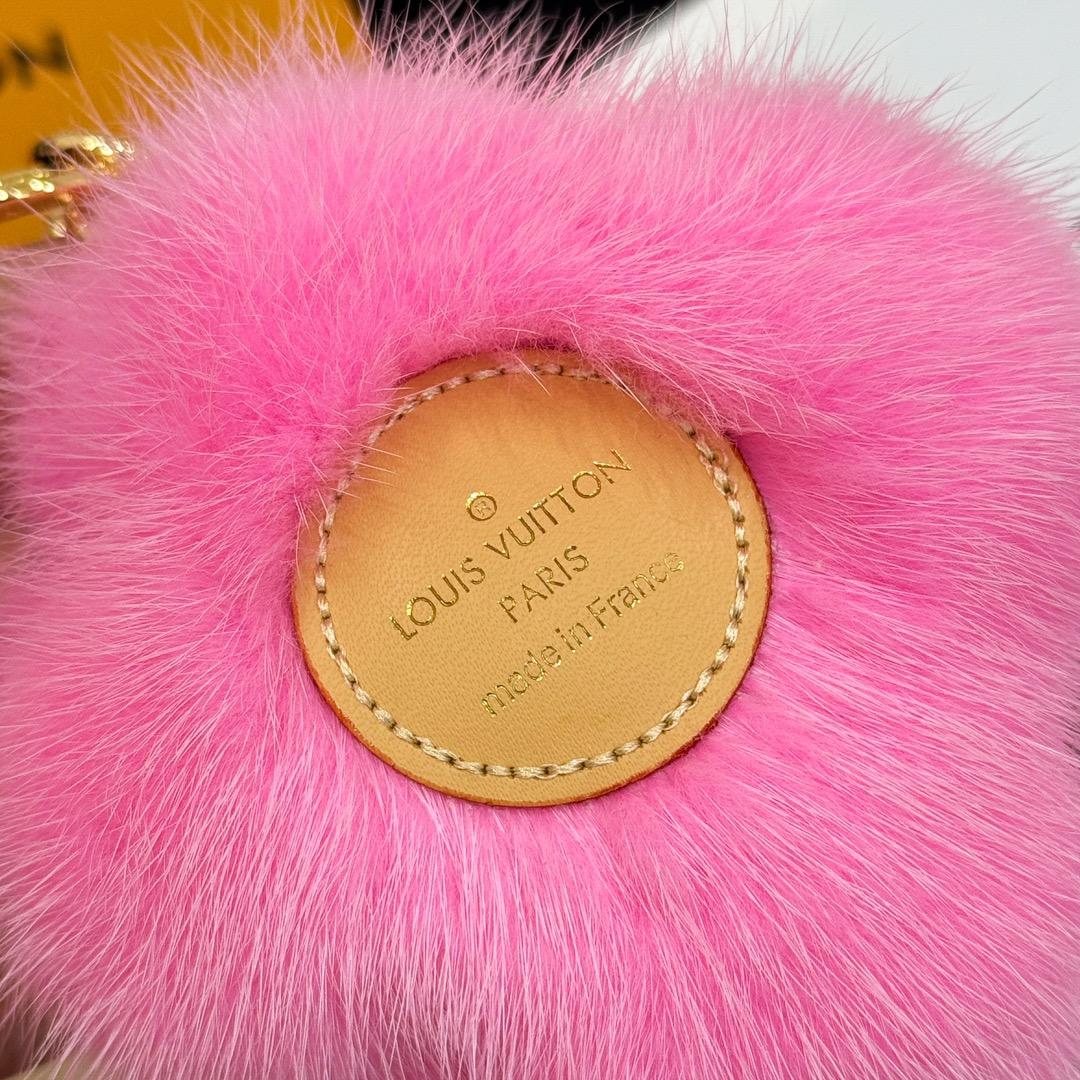 Louis Vuitton Vivienne Fur Key Holder   M01447 - DesignerGu