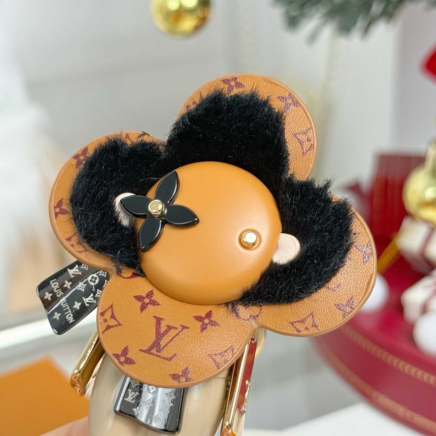 Louis Vuitton Vivienne Ski Bag Charm And Key Holder   M02137 - DesignerGu