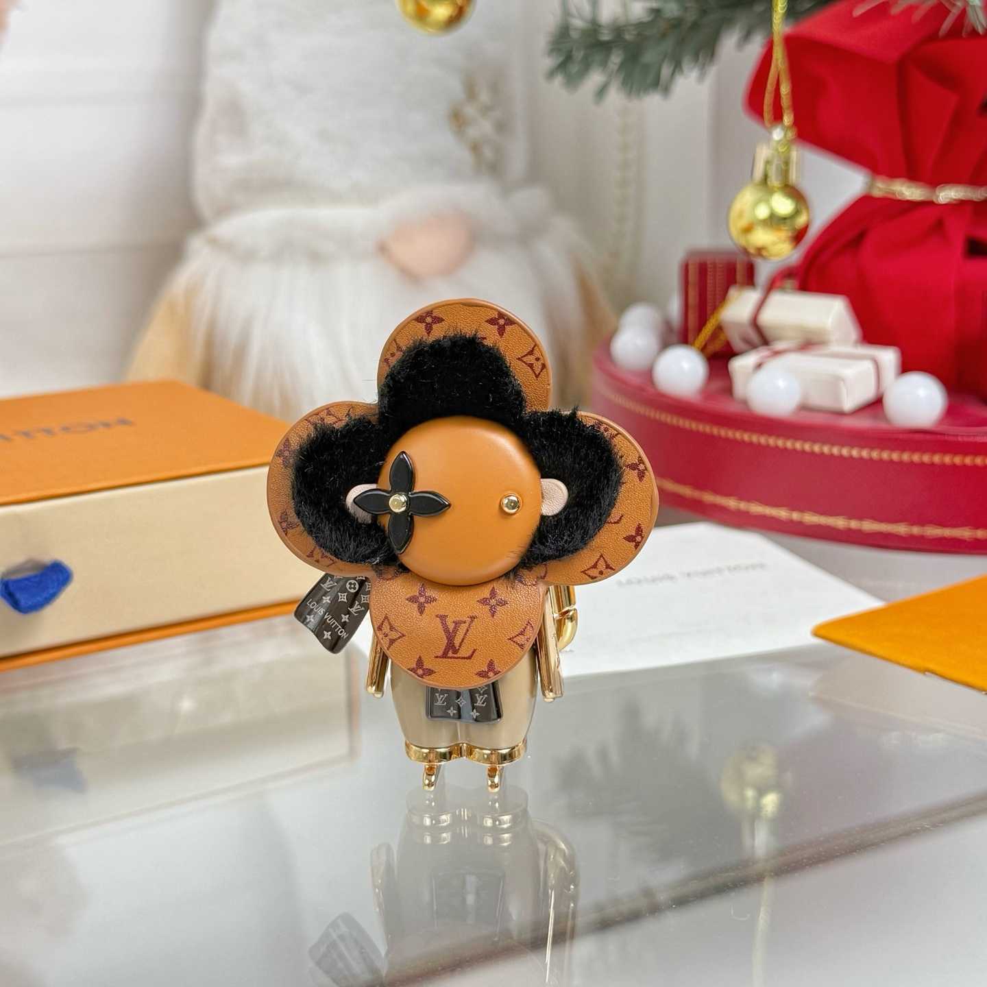 Louis Vuitton Vivienne Ski Bag Charm And Key Holder   M02137 - DesignerGu