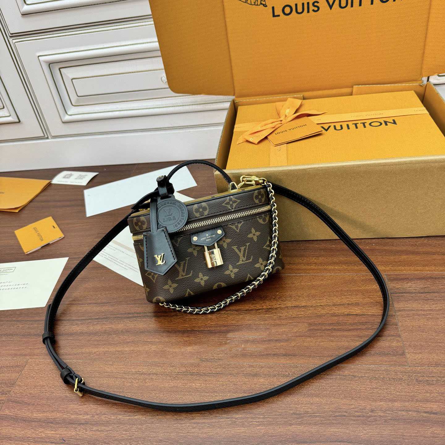 Louis Vuitton Vanity Chain Pouch    M47125 - DesignerGu