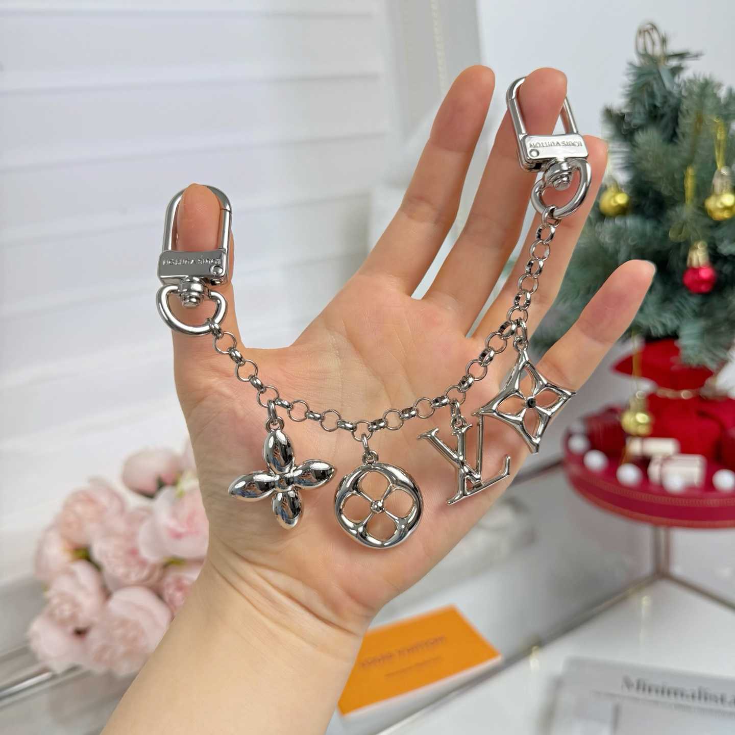 Louis Vuitton LV Iconic Bag Charm   M02453 - DesignerGu