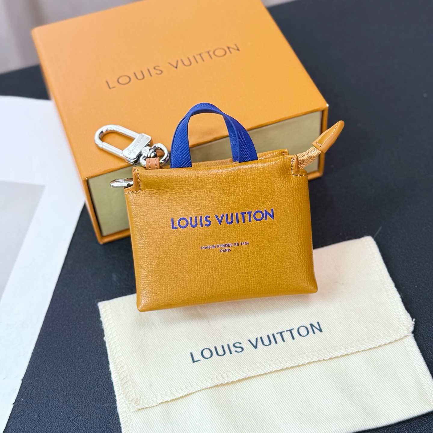 Louis Vuitton LV Mini Shopper Bag Charm   M02699 - DesignerGu