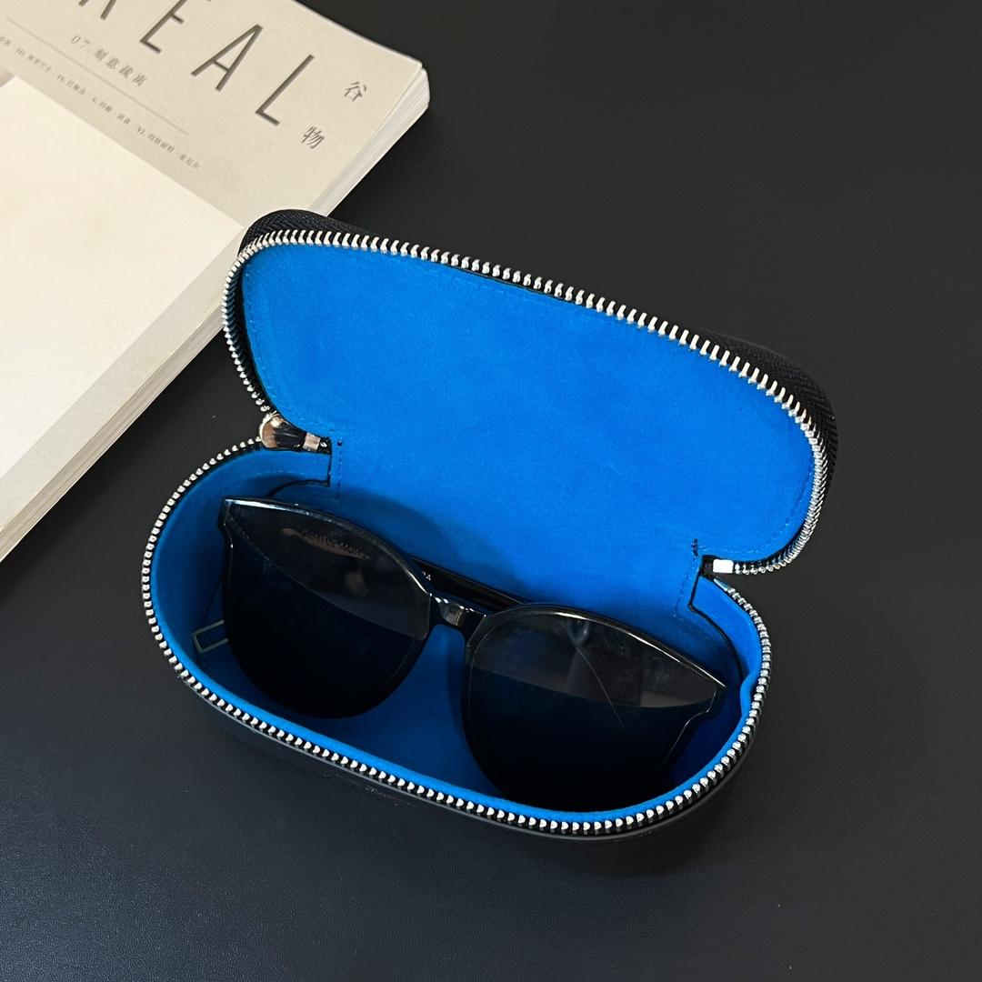 Louis Vuitton Sunglasses Pouch - DesignerGu