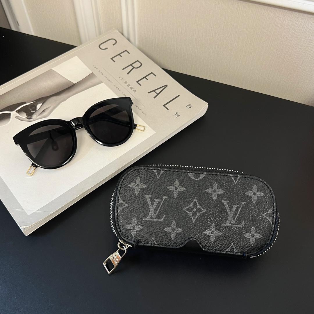 Louis Vuitton Sunglasses Pouch - DesignerGu