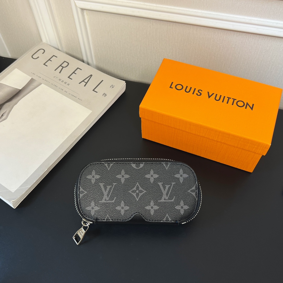 Louis Vuitton Sunglasses Pouch - DesignerGu