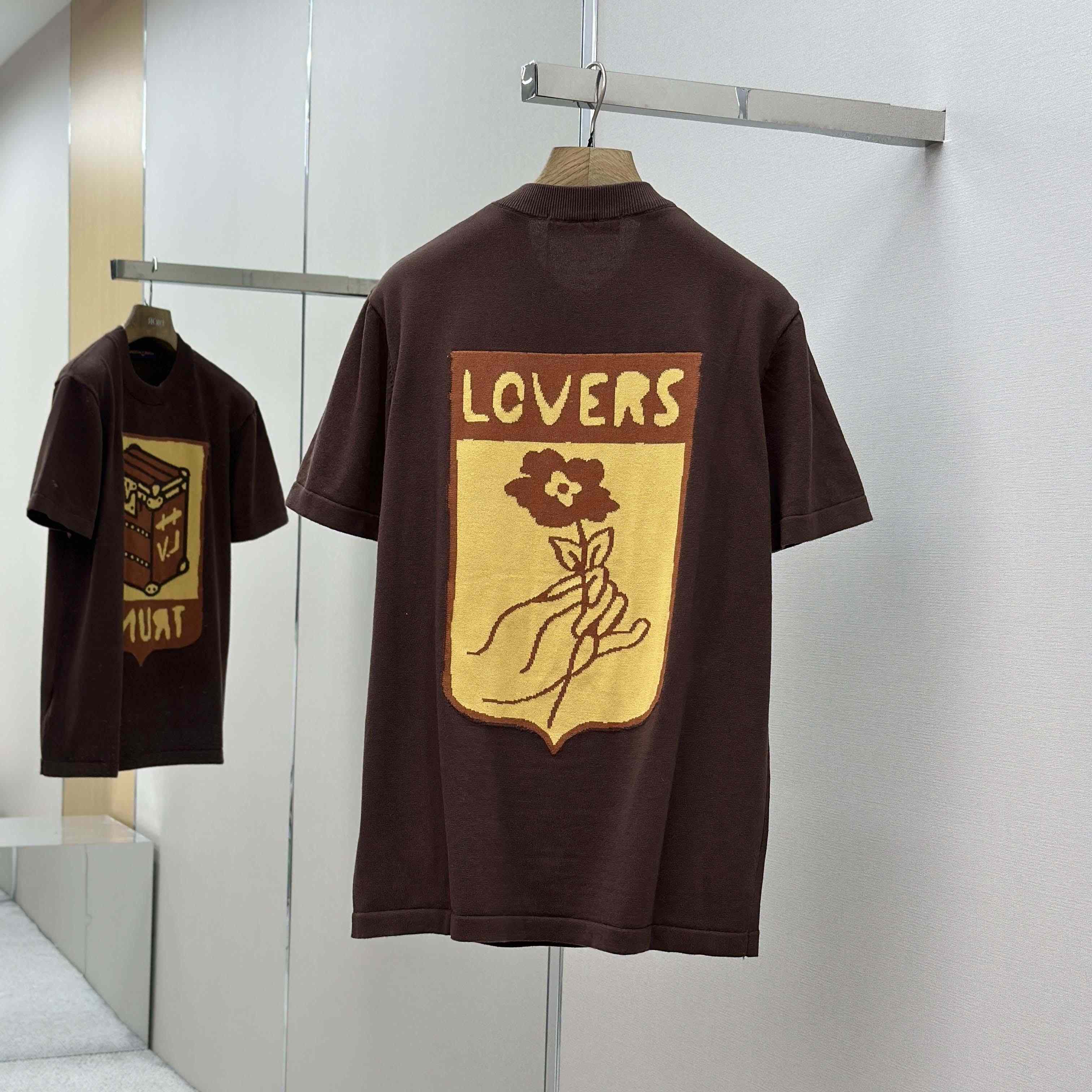 Louis Vuitton Graphic Short-Sleeved Crewneck    1AFIX1 - DesignerGu