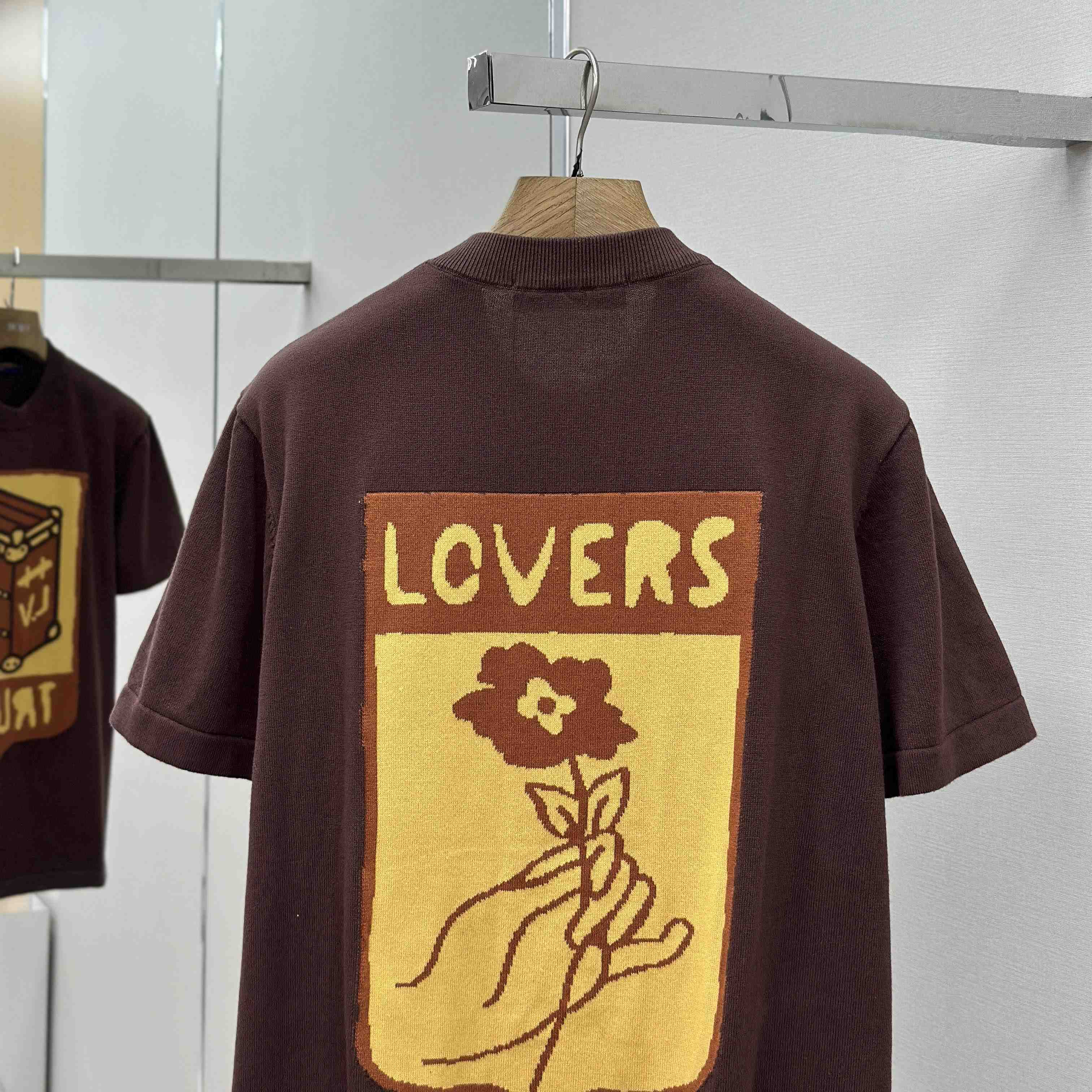 Louis Vuitton Graphic Short-Sleeved Crewneck    1AFIX1 - DesignerGu