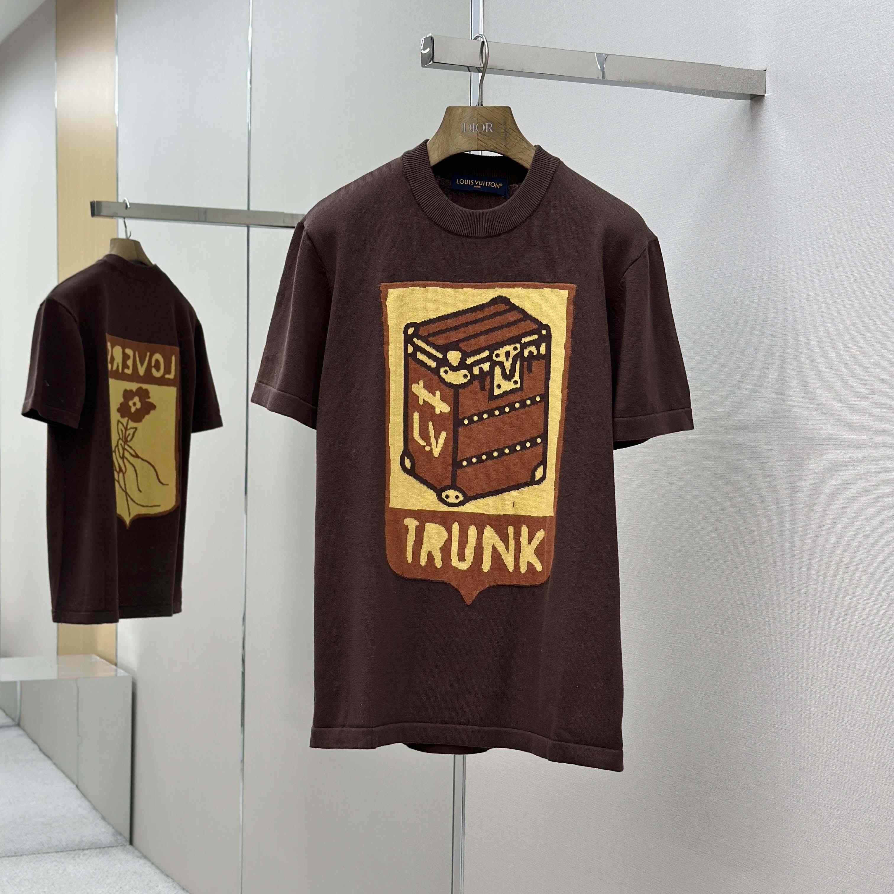 Louis Vuitton Graphic Short-Sleeved Crewneck    1AFIX1 - DesignerGu