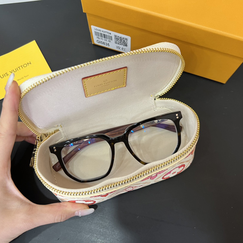Louis Vuitton Sunglasses Pouch - DesignerGu