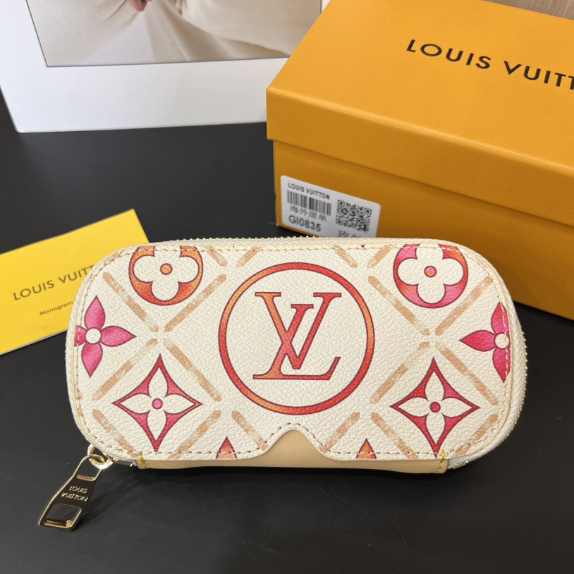 Louis Vuitton Sunglasses Pouch - DesignerGu