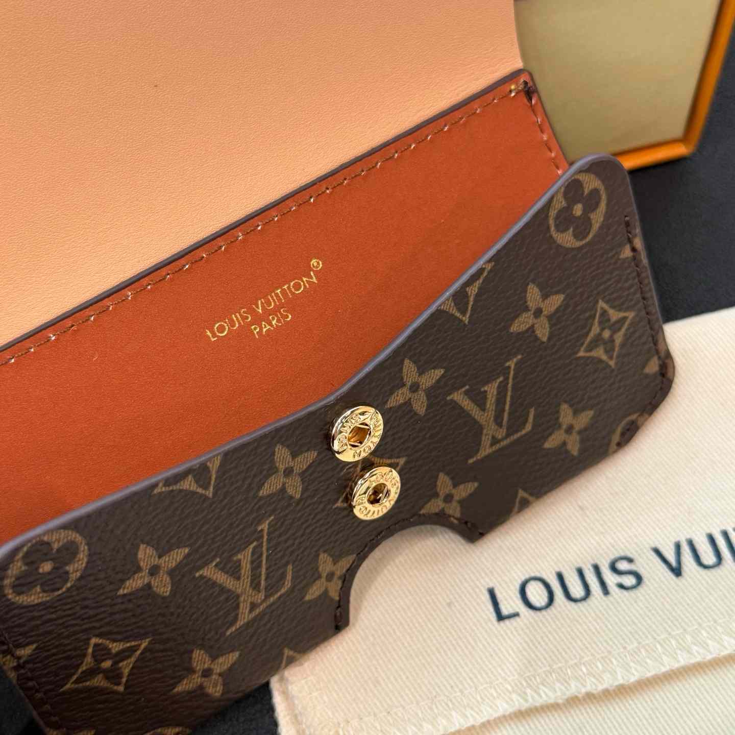 Louis Vuitton LV Glasses Holder   M02701 - DesignerGu