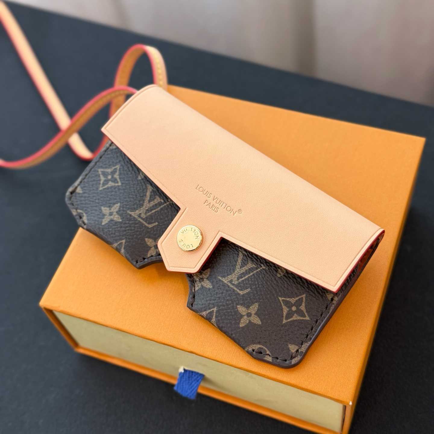 Louis Vuitton LV Glasses Holder   M02701 - DesignerGu