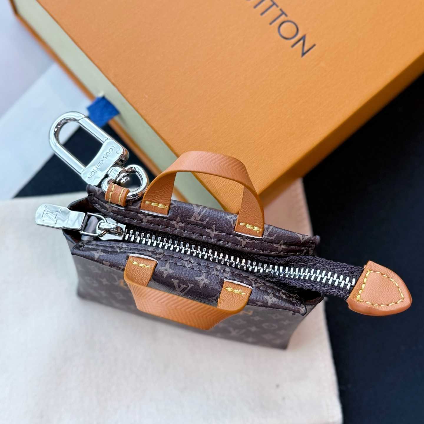 Louis Vuitton LV Mini Shopper Bag Charm    - DesignerGu