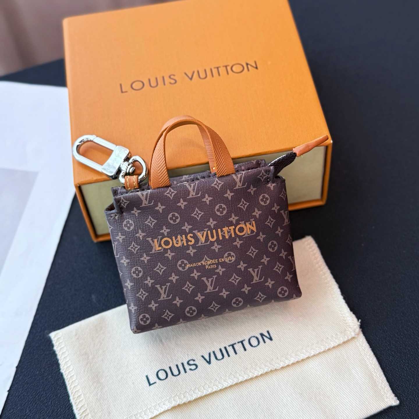 Louis Vuitton LV Mini Shopper Bag Charm    - DesignerGu